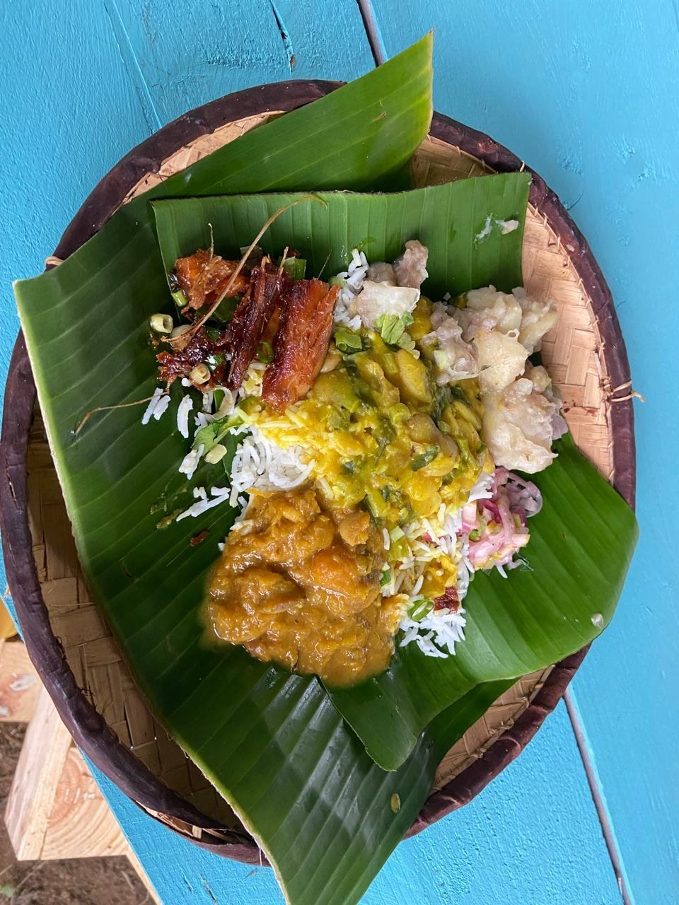 Un plat créole traditionnel partagé au marché