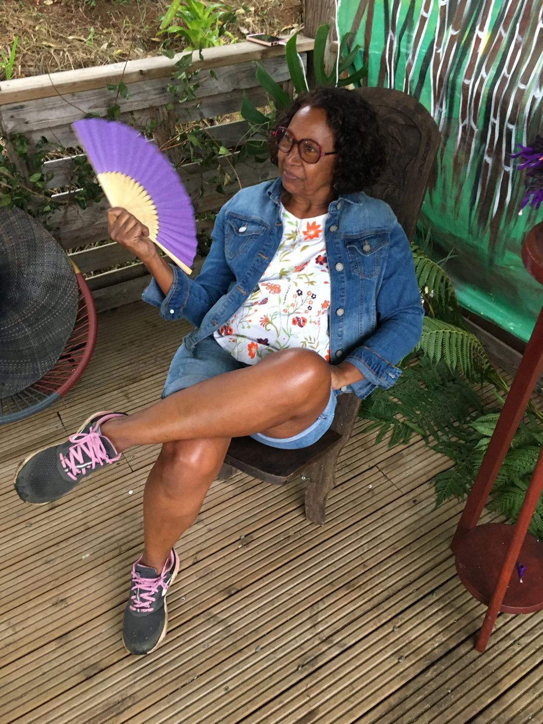 Une invitée avec un éventail, assise en veste en jean