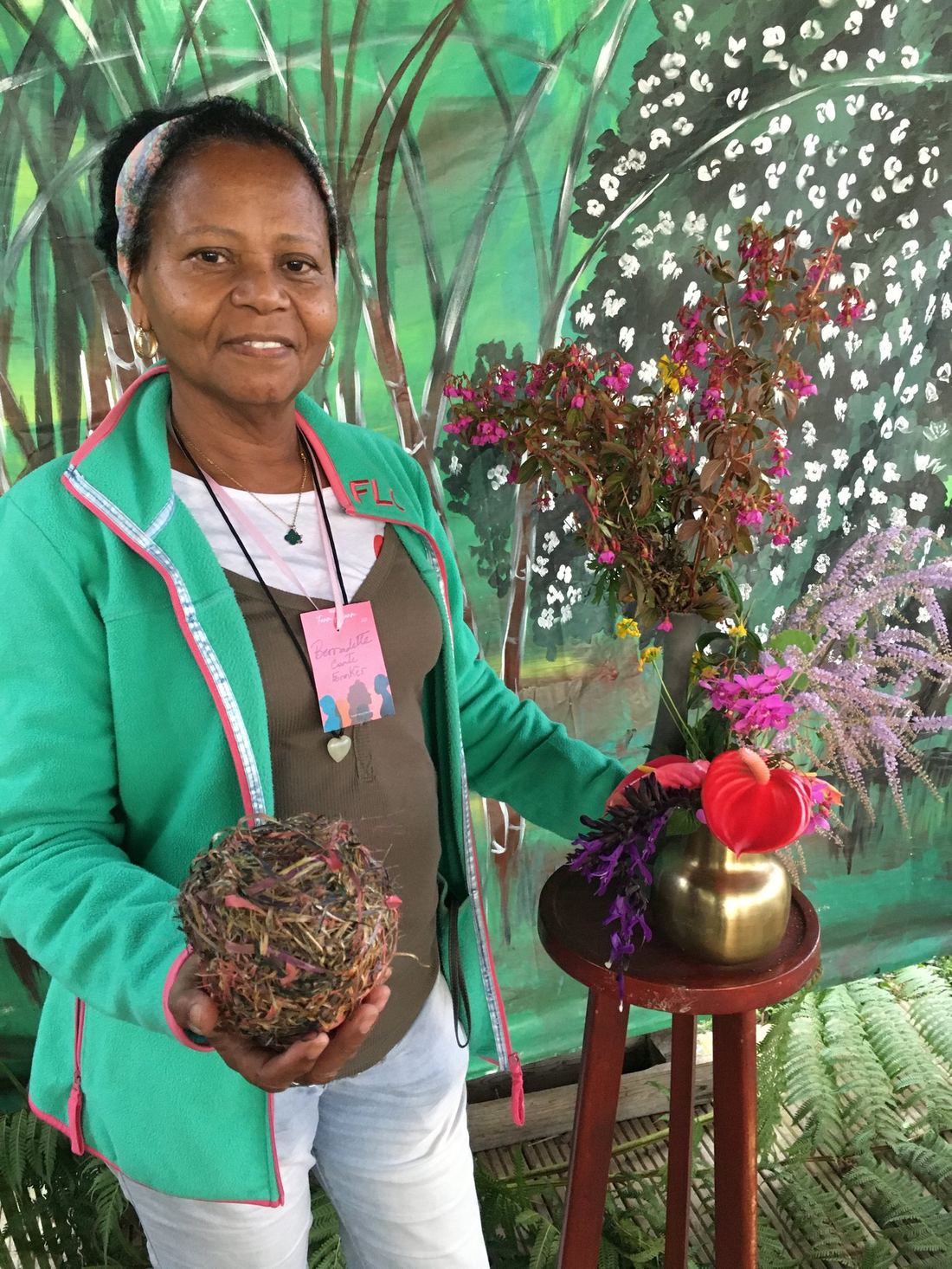 Une exposante assise près d'un petit bouquet