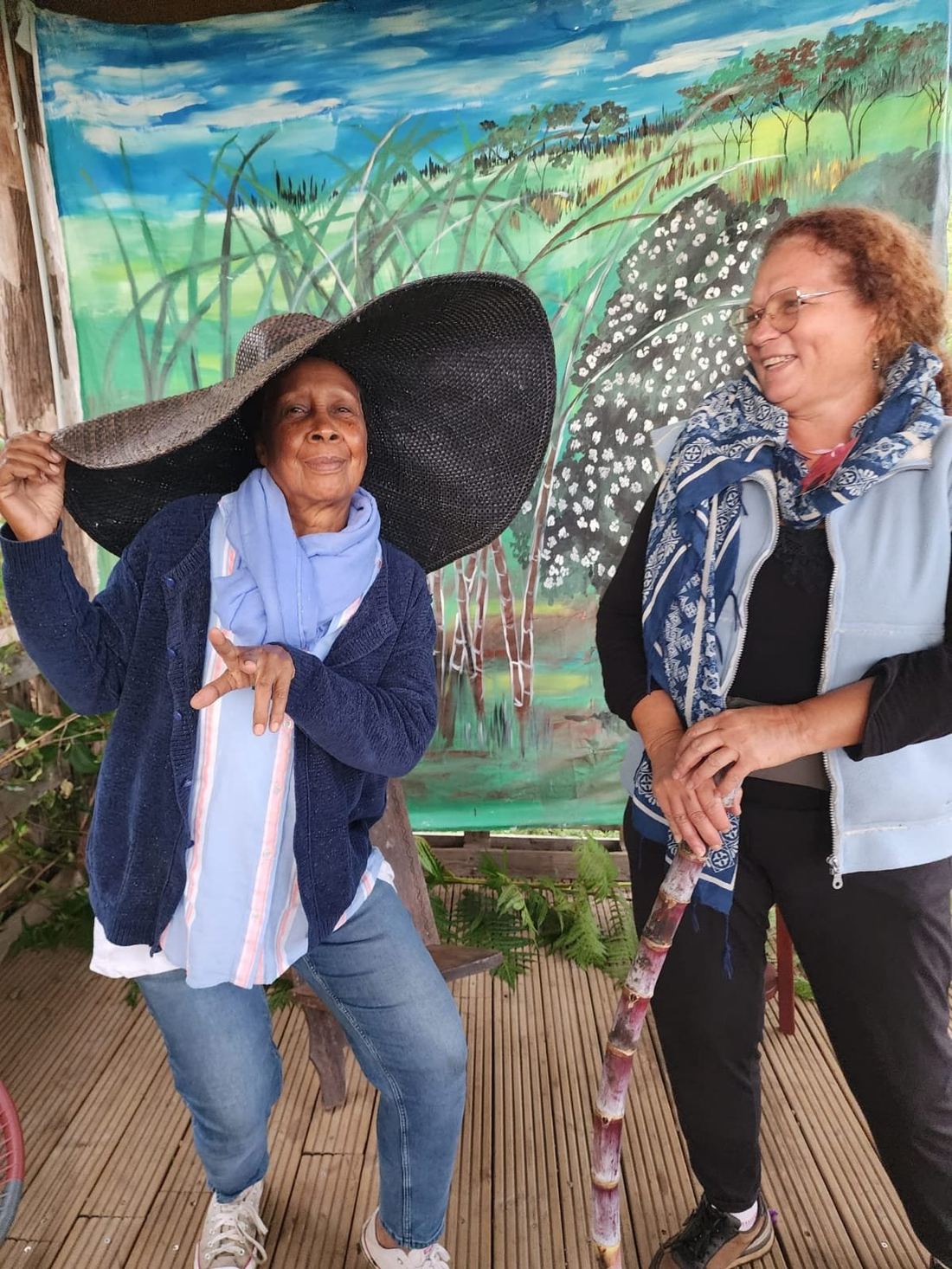 Deux invitées riant ensemble