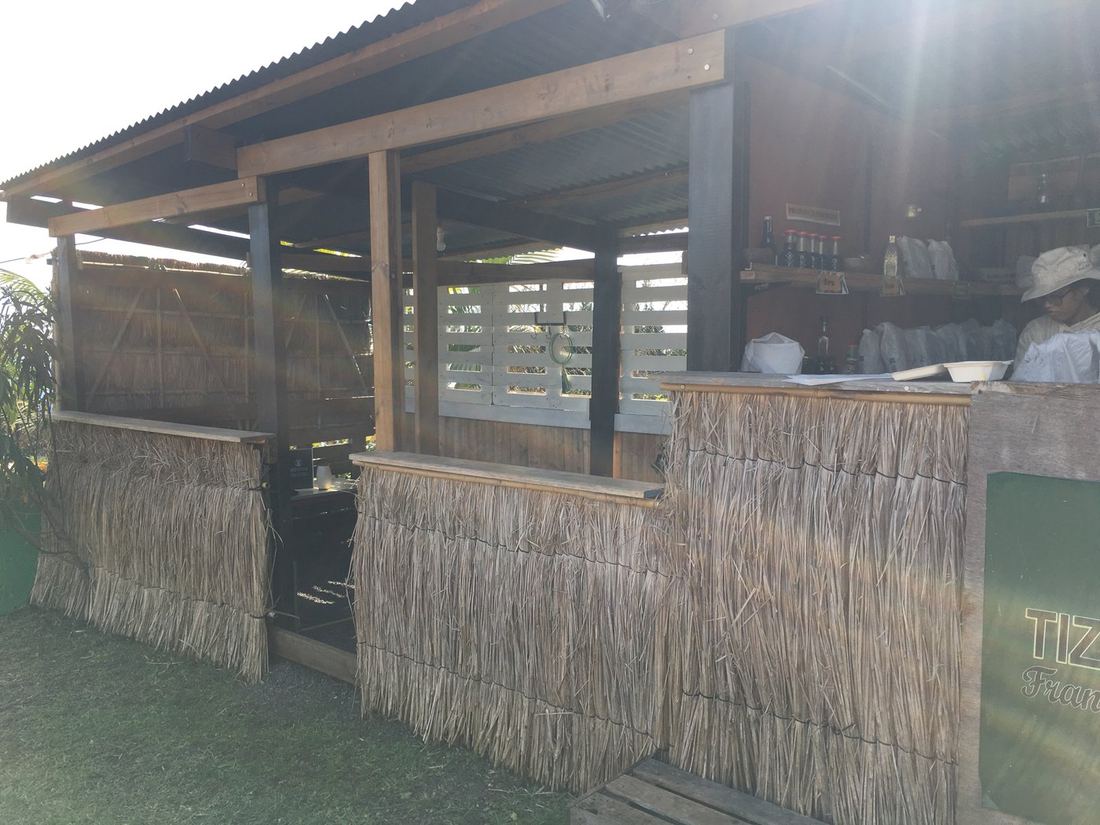 Une autre vue du bar du marché sous son toit de paille