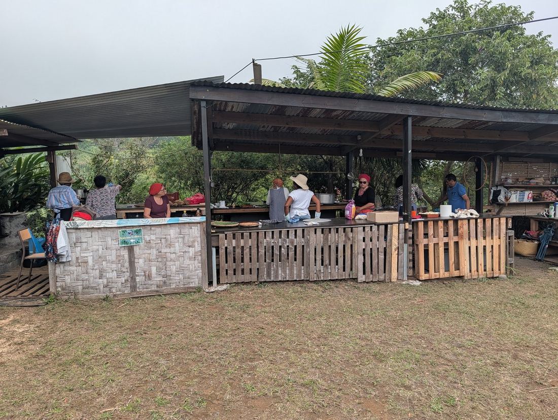 Le bar du marché sous son toit de paille