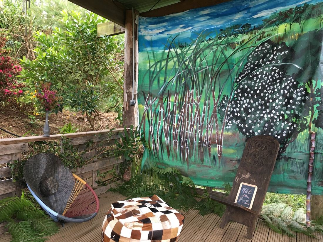 Un coin salon tranquille devant la fresque peinte