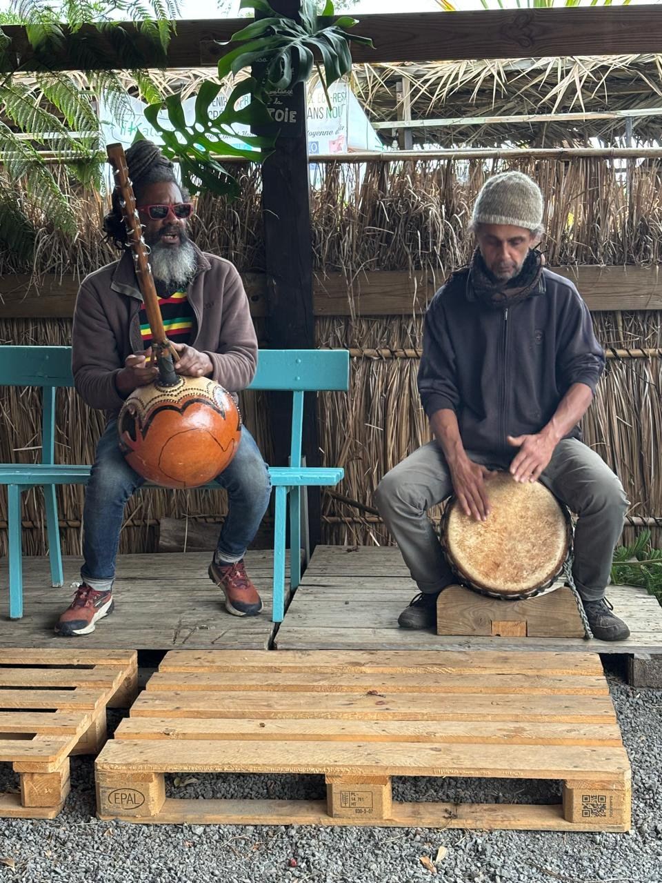 Musiciens jouant des percussions au marché