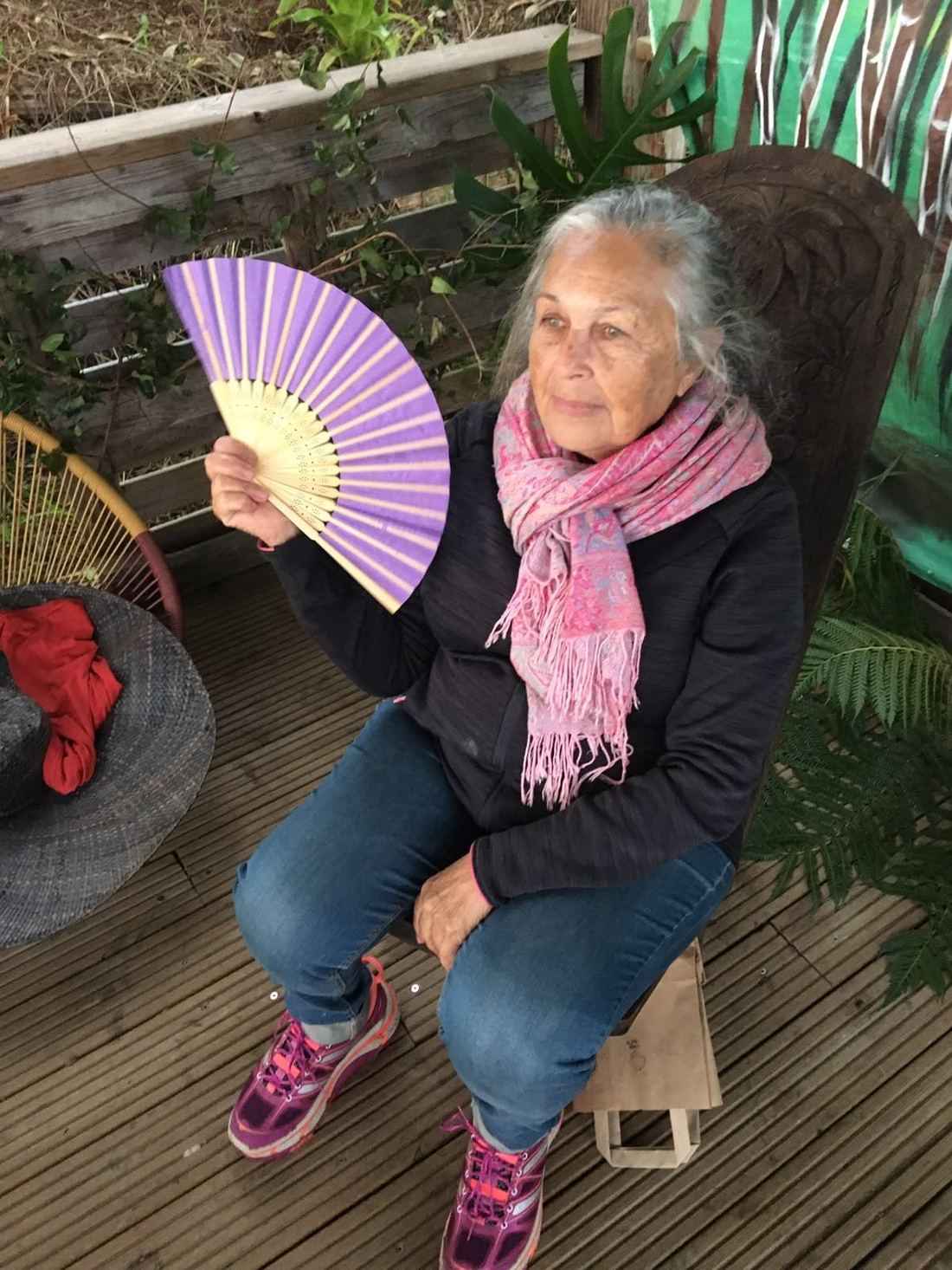 Une invitée avec un éventail