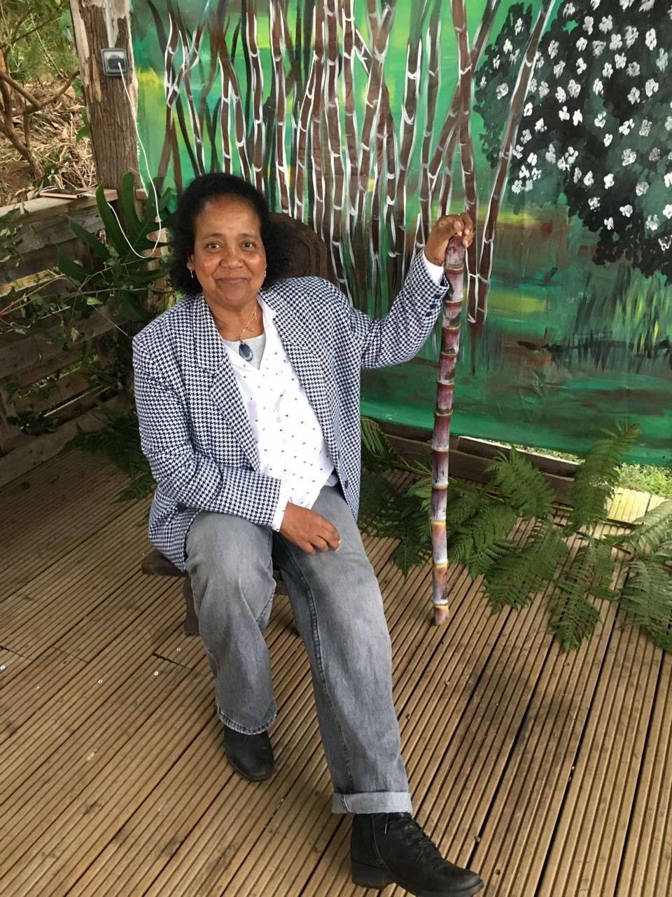 Une invitée assise devant une fresque peinte