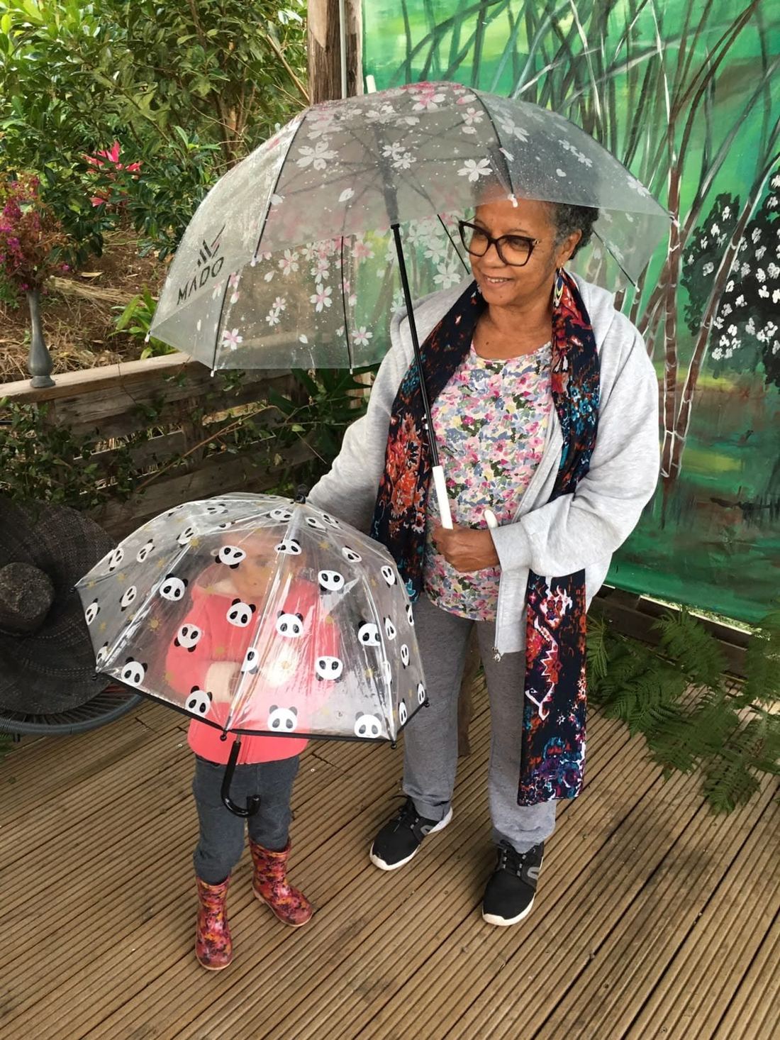 Des invités à l'abri sous des parapluies, un jour de pluie